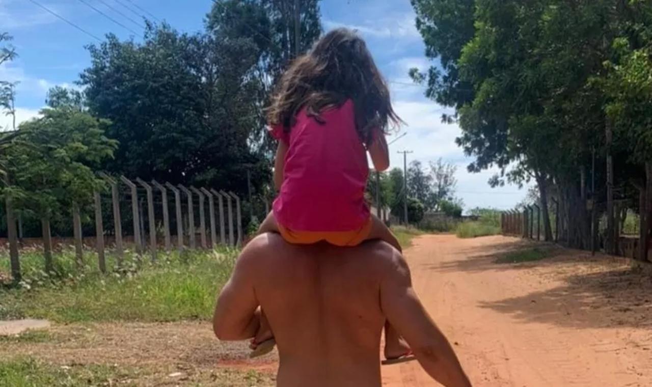Pai leva filha para se vacinar contra Covid escondido da mãe da criança e é ameaçado: 'nunca mais você vai vê-la’