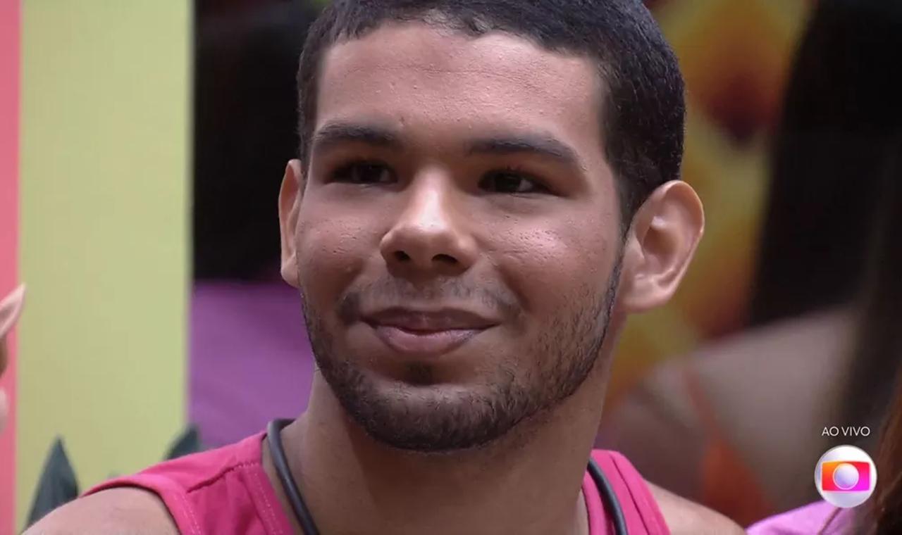 Vinicius é o oitavo eliminado no paredão do 'BBB22', com 55,87% dos votos