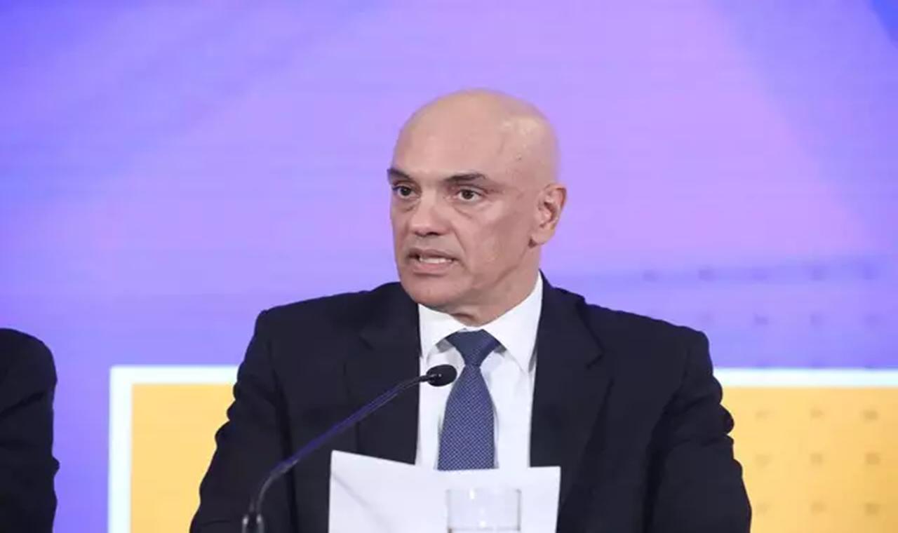 Ministro Alexandre de Moraes afasta governador do DF e determina desocupações de quartéis no País