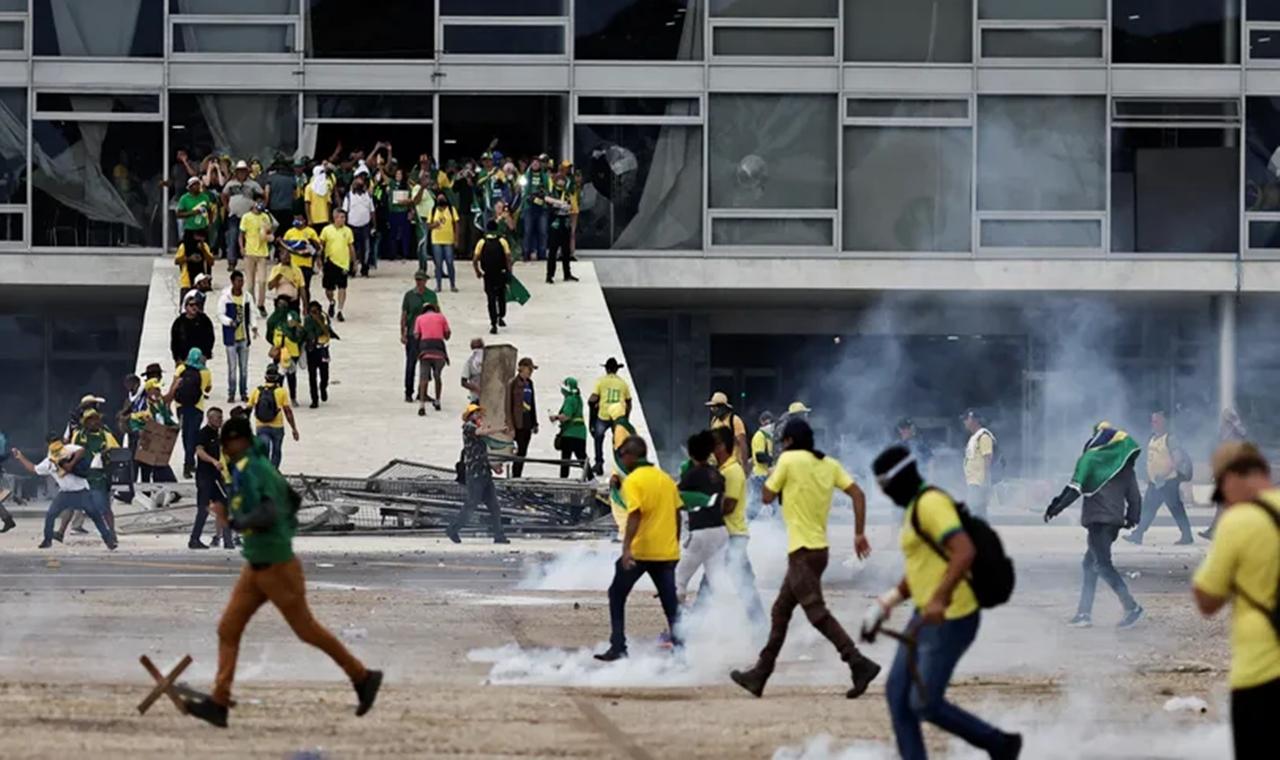 Moraes conclui análise e mantém 942 bolsonaristas radicais presos