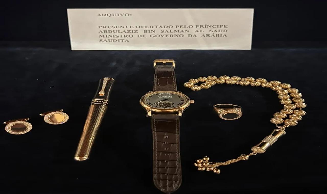 Defesa de Bolsonaro entrega joias em Brasília e aguarda documento para devolver armas