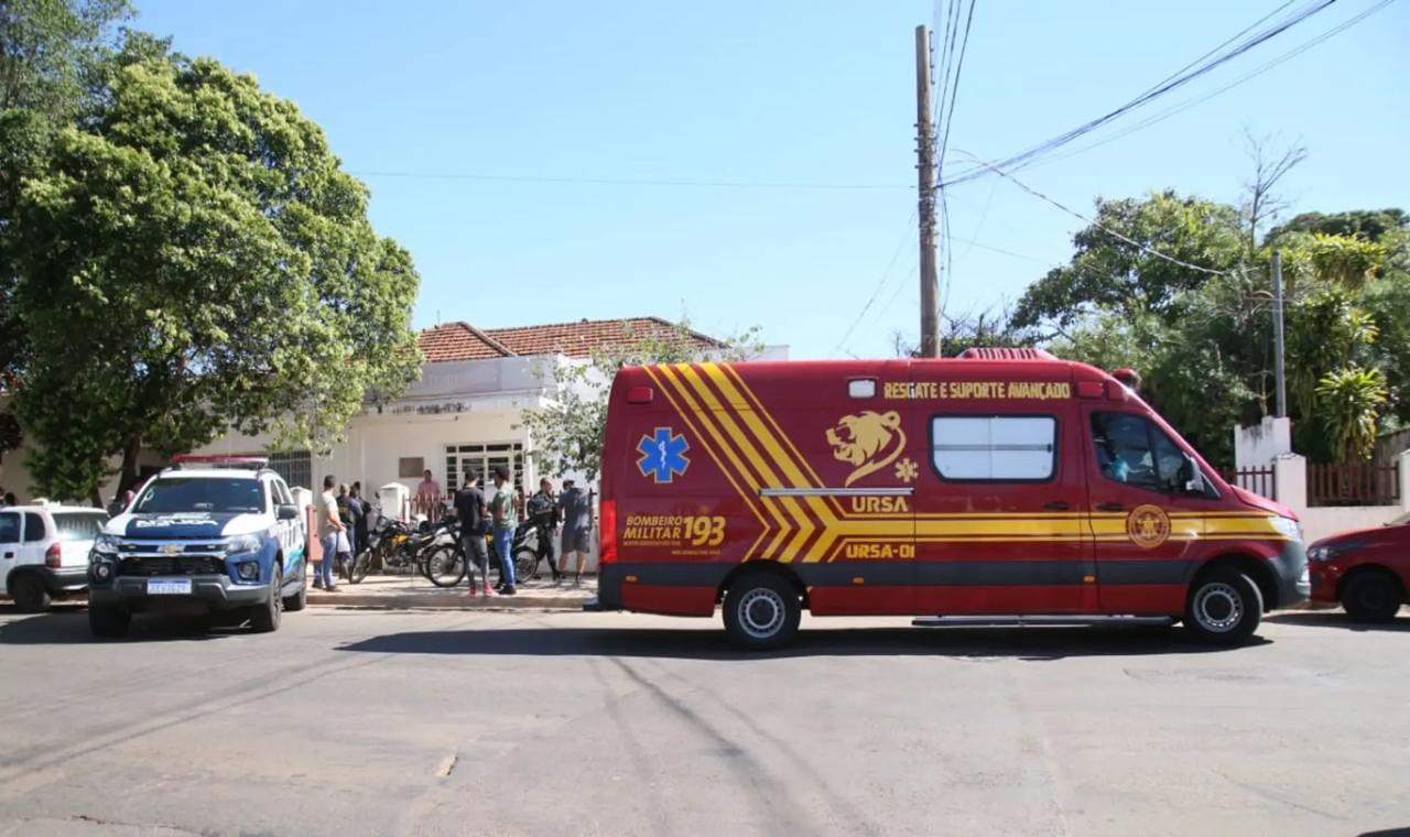 Ex-aluno esfaqueia advogada que buscava filho em escola municipal em Campo Grande