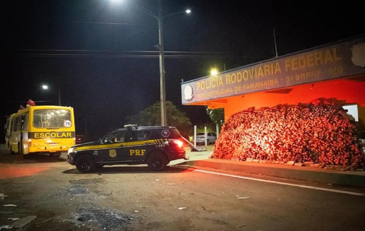 Ônibus escolar é apreendido com 2,7 toneladas de maconha em Mato Grosso do Sul