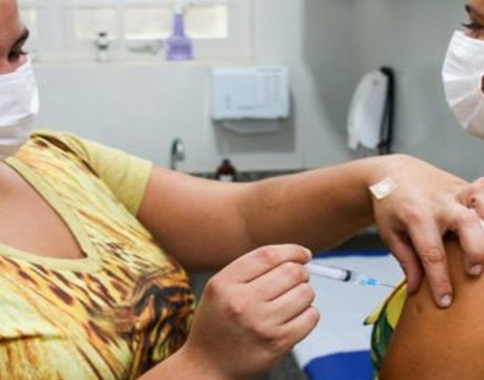 Pessoas acima de 12 anos começam a ser vacinadas contra Influenza neste sábado (13), na feira central em Três Lagoas