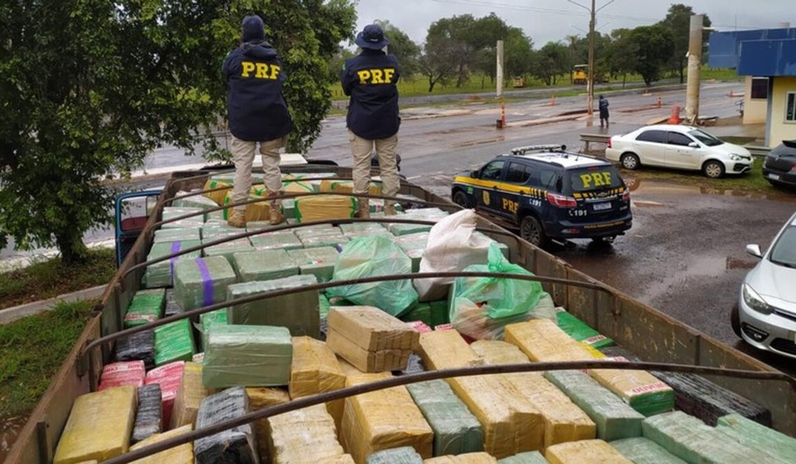 Motorista abandona carreta com 13,3 toneladas de maconha, tenta fugir a pé e é preso