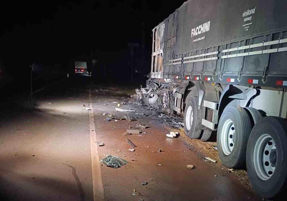 Carretas pegam fogo após colisão e duas pessoas morrem carbonizadas na BR-163