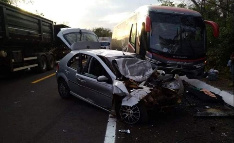 Motorista de carro morre depois de colisão com ônibus em trecho da BR-262