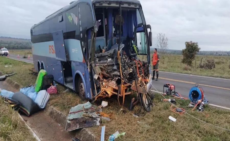 Motorista morre após ônibus bater na traseira de carreta parada na MS-040