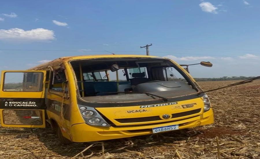 Ônibus escolar capota com 22 alunos em Rio Brilhante (MS); 16 feridos são encaminhados para hospital