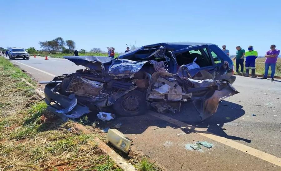 Três pessoas morrem em acidente entre carro e carreta na rodovia MS-112
