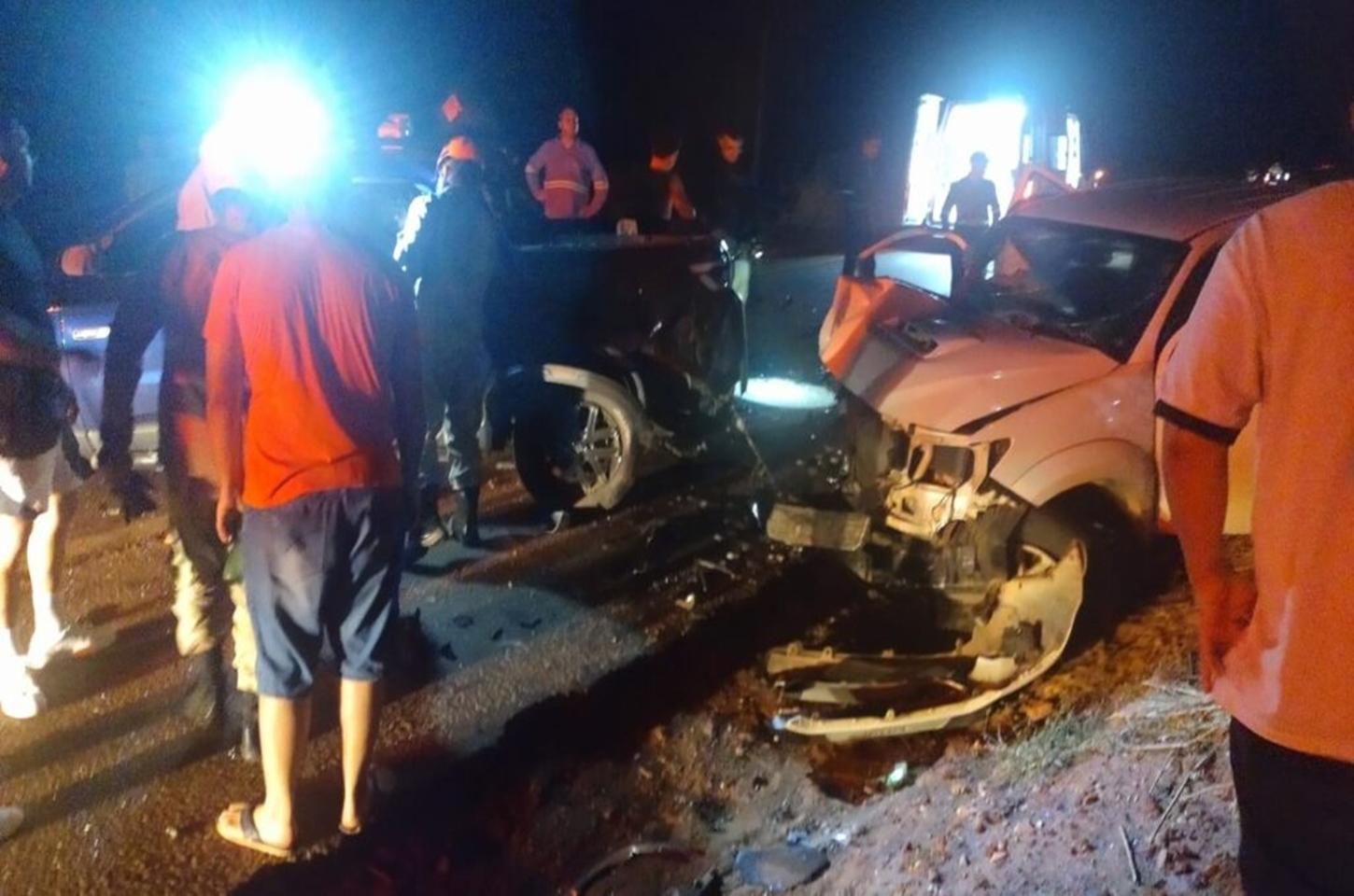 Colisão entre duas caminhonetes com carreta deixa quatro feridos na BR 262 em Três Lagoas