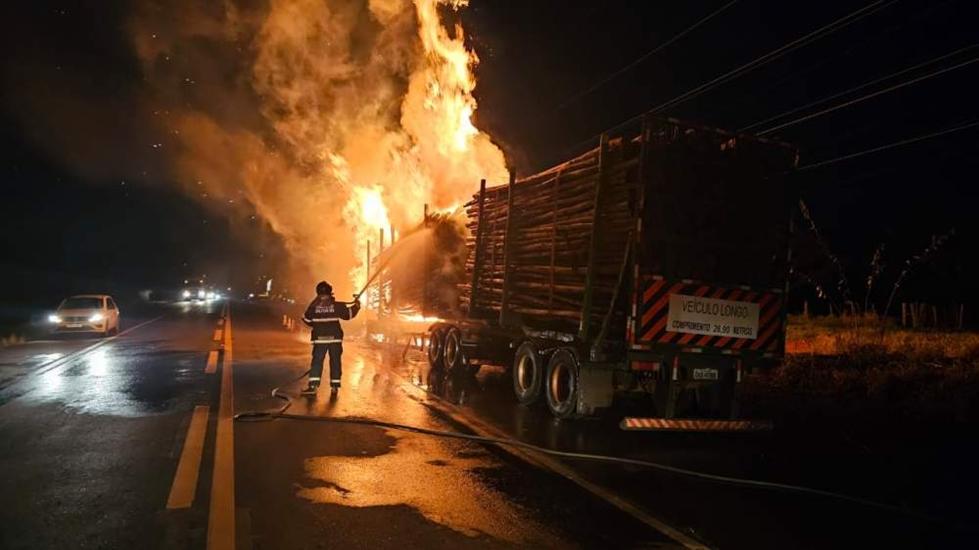Incêndio em carreta de eucalipto congestiona a BR-262