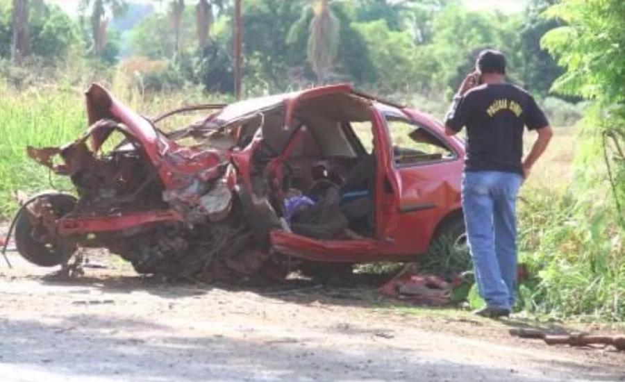 Homem morre e cinco pessoas ficam feridas após carro sair da pista e bater em árvore na BR-158
