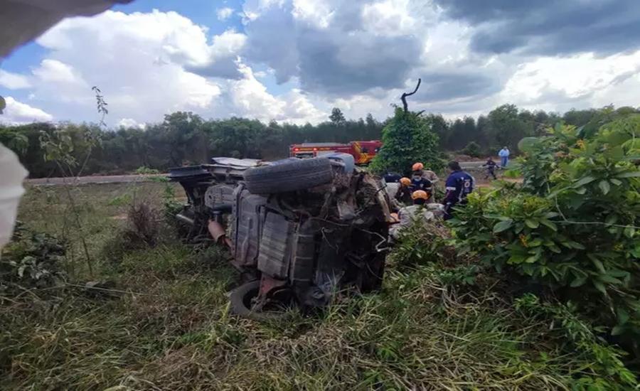 Motorista perde controle da direção e capota caminhonete na MS-320 em Três Lagoas