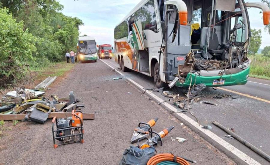 Acidente entre caminhão e ônibus deixa três pessoas feridas na BR-262