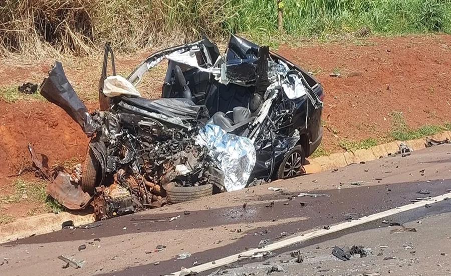Colisão entre três veículos deixa duas pessoas mortas e três feridas na BR-163