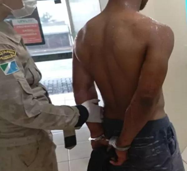 Após fugir da UPA, jovem sob efeito de drogas ataca familiares e acaba preso em flagrante