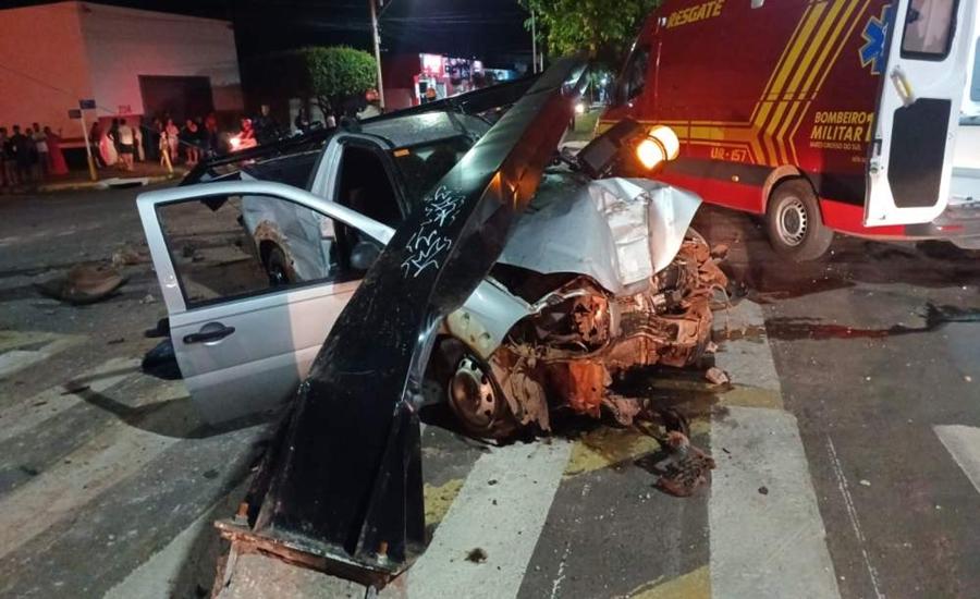 Motorista colide em moto, arranca semáforo e fica preso às ferragens em acidente na Avenida Filinto Müller