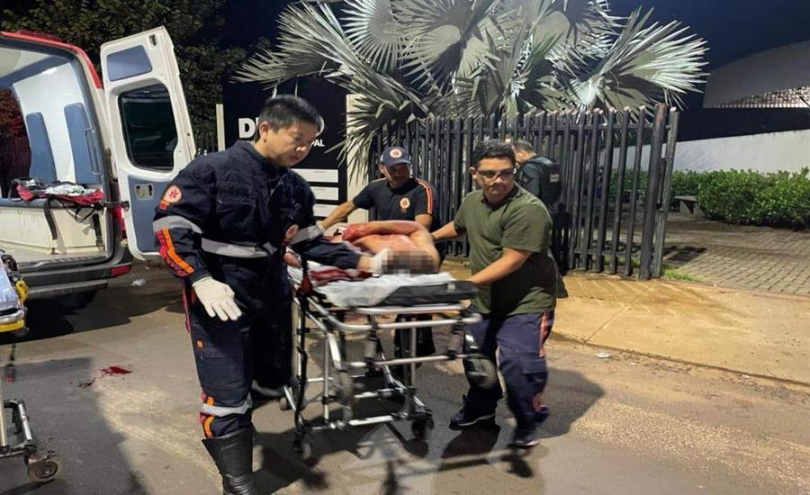Homem invade velório em Três Lagoas para pedir ajuda após ser atacado com facão
