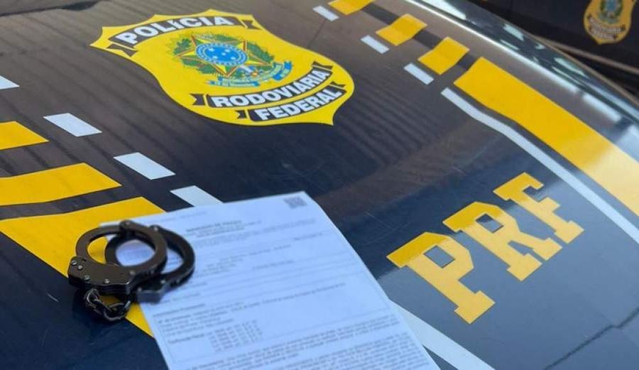 PRF apreende 218 Kg de maconha e recupera veículo furtado em Três Lagoas