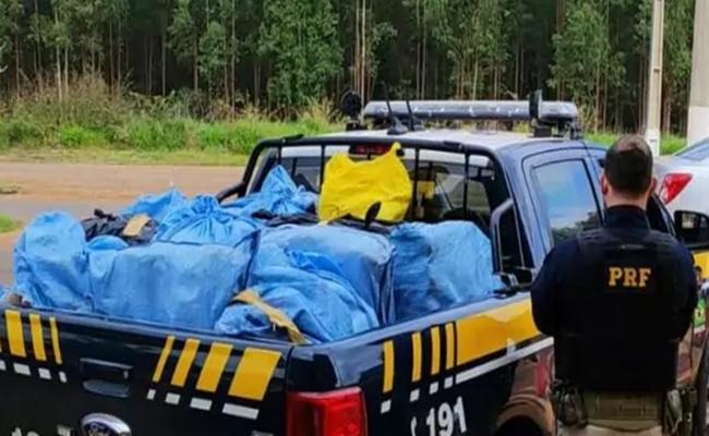 PRF apreende quase 370 kg de drogas escondidas em caminhão de recicláveis
