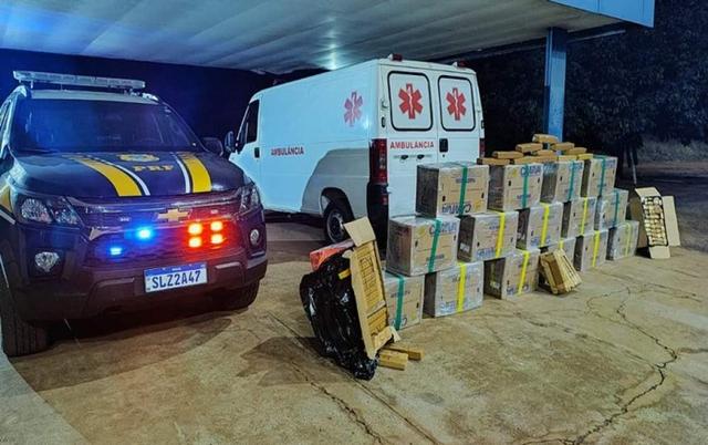 Ambulância é apreendida pela PRF com mais de 680kg de droga em Água Clara