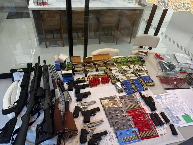 Polícia Federal apreende arsenal e pedras preciosas em ação contra fraude na Saúde