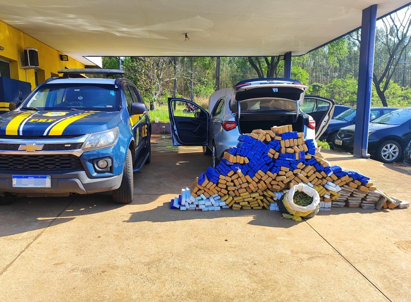 PRF apreende 340 kg de maconha, skunk e recupera veículo clonado em Três Lagoas