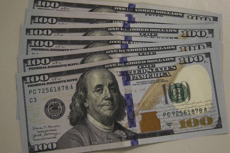 Dólar encosta em R$ 5,34 após ata de reunião do Banco Central dos EUA