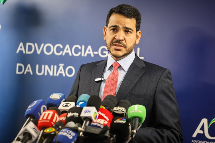Lula indica Messias para vaga de Barroso no STF 