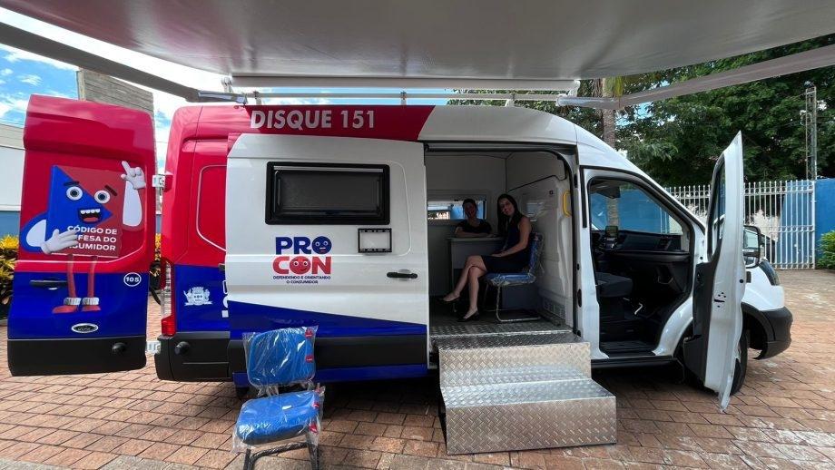 PROCON-TL realiza ação de orientação aos consumidores nas compras da Black Friday, na Praça Ramez Tebet