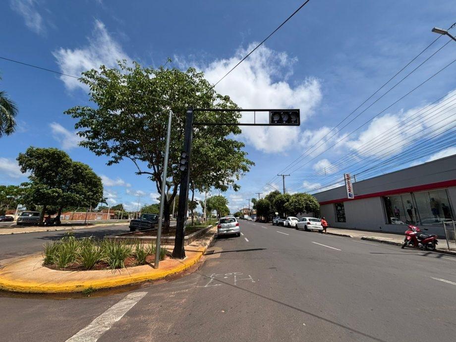 Semáforo no cruzamento da Av. Rosário Congro e Rua Oscar Guimarães inicia operação amanhã (04)