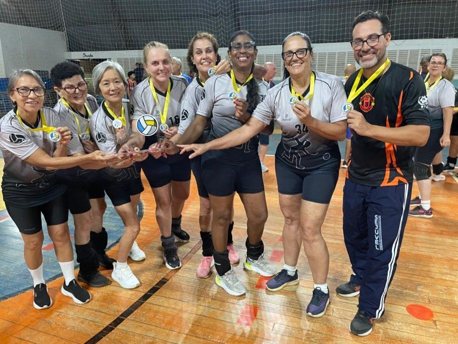 Três Lagoas é campeã nas categorias 45+ e 58+ no 1º Festival de Vôlei Adaptado em Ilha Solteira