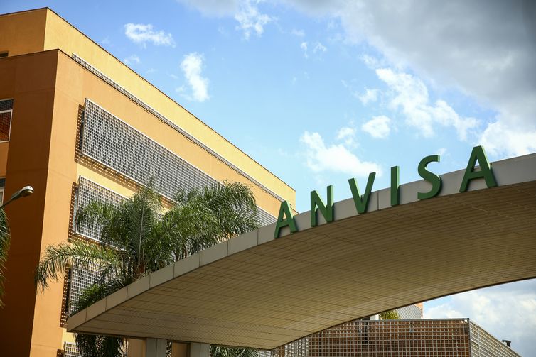 Anvisa proíbe comercialização de perfume e maquiagem capilar