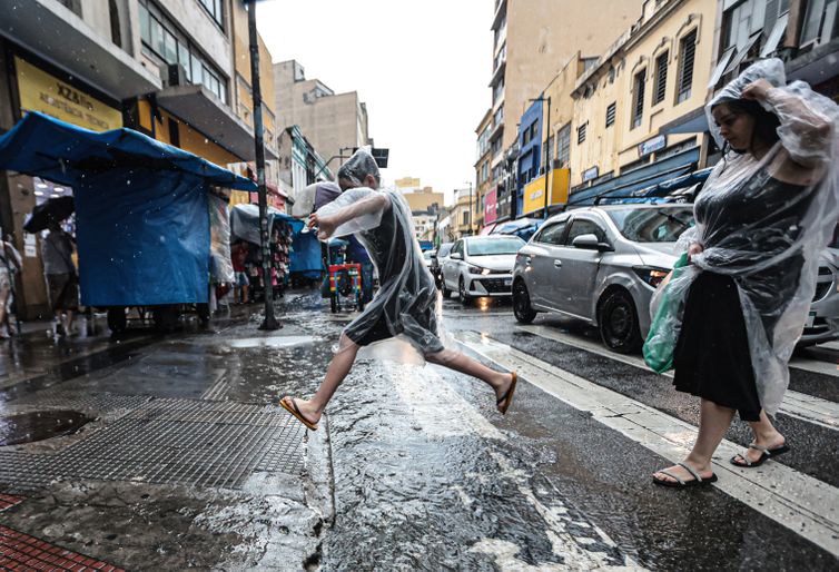 Chuva forte deixa cidade de São Paulo em estado de atenção