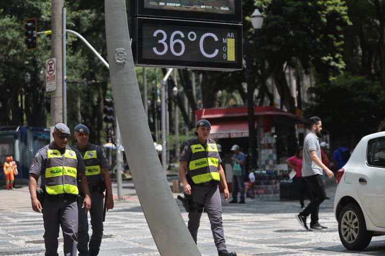 Com calor, governo de São Paulo emite alerta para economia de água