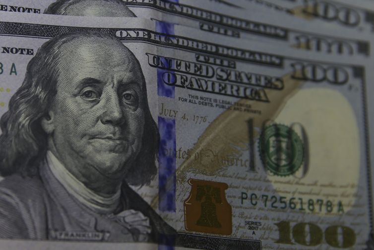 Dólar sobe para R$ 5,52 e alcança maior valor em quatro meses
