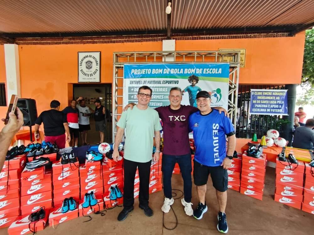 Mais de 230 chuteiras foram entregues a projetos esportivos em Três Lagoas