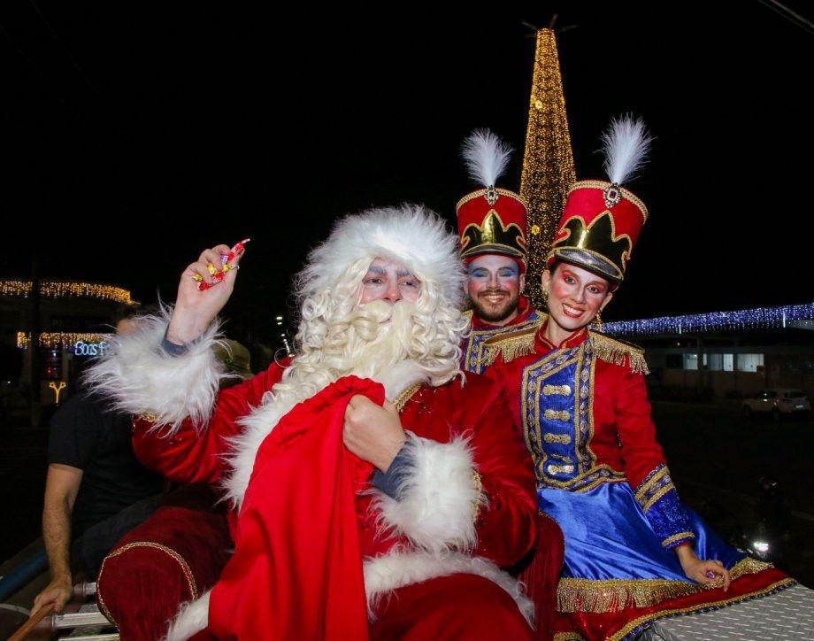 Papai Noel emociona moradores ao chegar a Três Lagoas e abrir oficialmente o “Natal Encantado 2025”