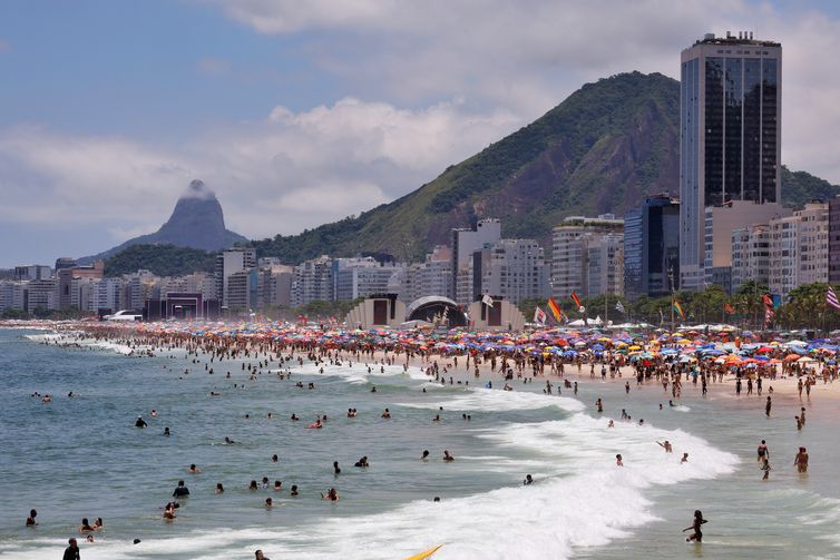 Ultraleve cai no mar de Copacabana, no Rio de Janeiro