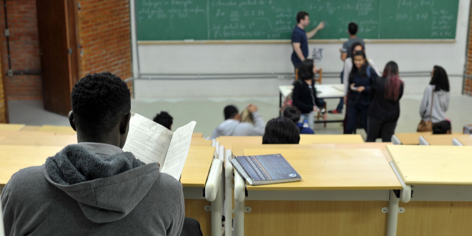 Governo de SC tem 48 horas para explicar lei que barra cotas raciais