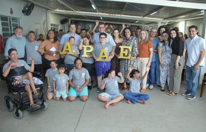 Prefeitura de Três Lagoas realiza entrega de micro-ônibus e alimentos para APAE
