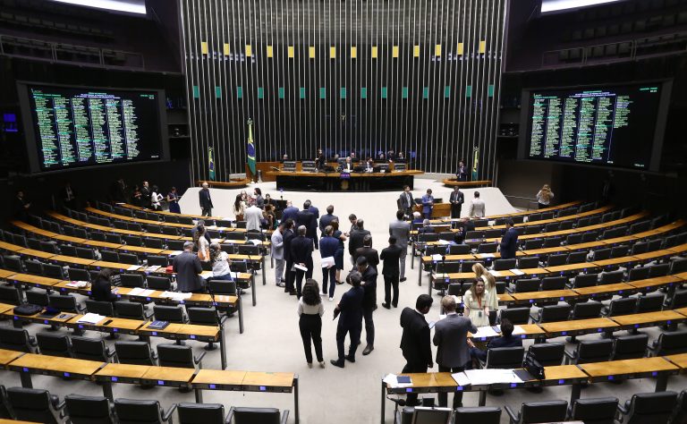 Plenário pode votar reajuste para segurança do DF e regras para transferência de veículos