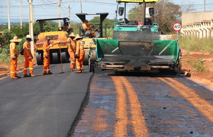 Prefeitura avança com pavimentação no Jardim das Primaveras após conclusão da drenagem
