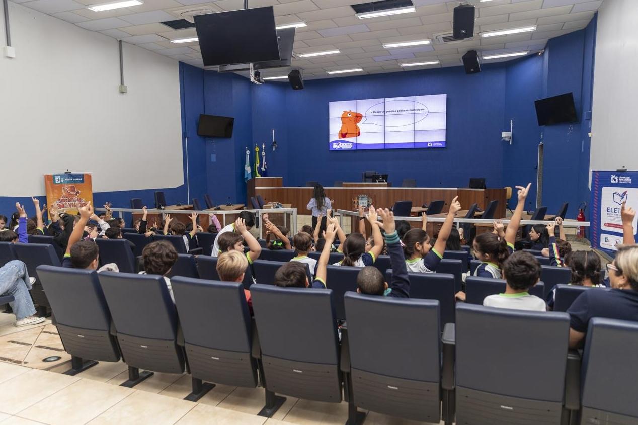 Estudantes de 3º e 4º anos da Funlec são recepcionados na Visita Guiada