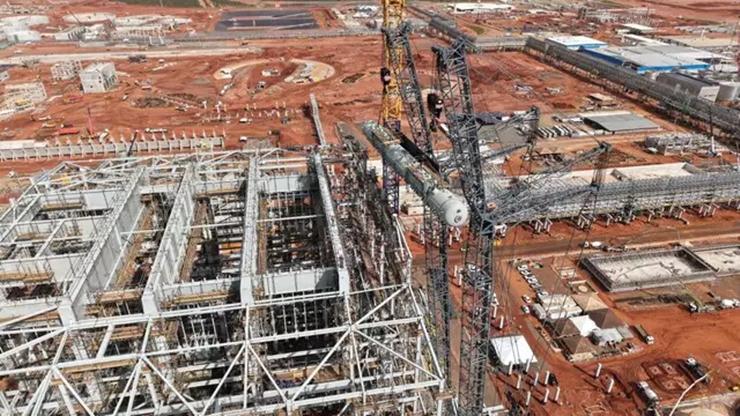 Equipes especializadas utilizaram dois guindastes para levantar equipamento com mais de 300 toneladas (Foto: Divulgação / Arauco)