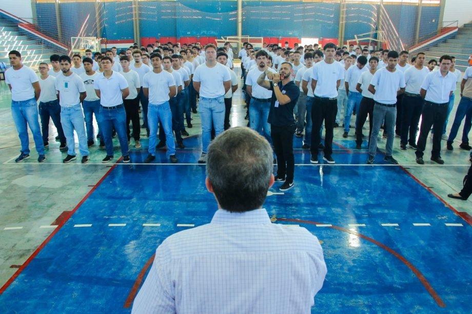 Prefeito participa da cerimônia de juramento à Bandeira Nacional e entrega de certificados de dispensa militar