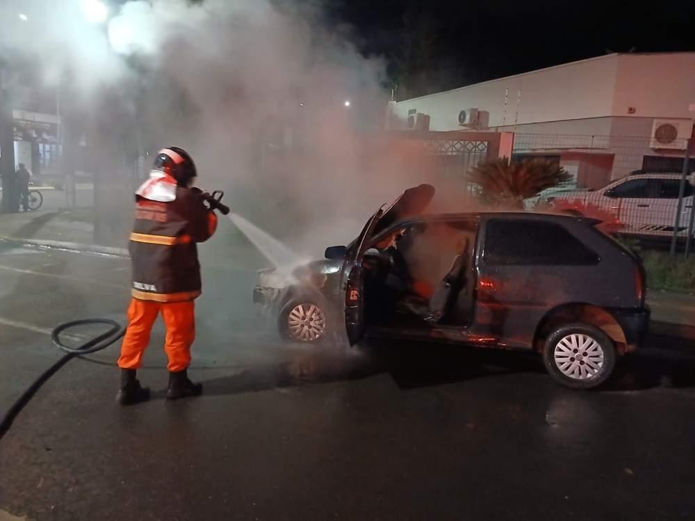 Veículo pega fogo em frente à Câmara Municipal e mobiliza Bombeiros