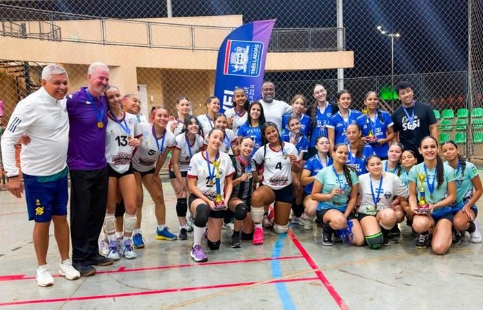 Escola Fernando Corrêa é a grande vencedora do Vôlei feminino do JET’s 2026