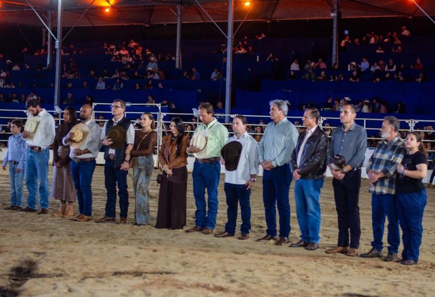 Expotrês 2026 começa em grande estilo com rodeio e show de Zé Neto & Cristiano